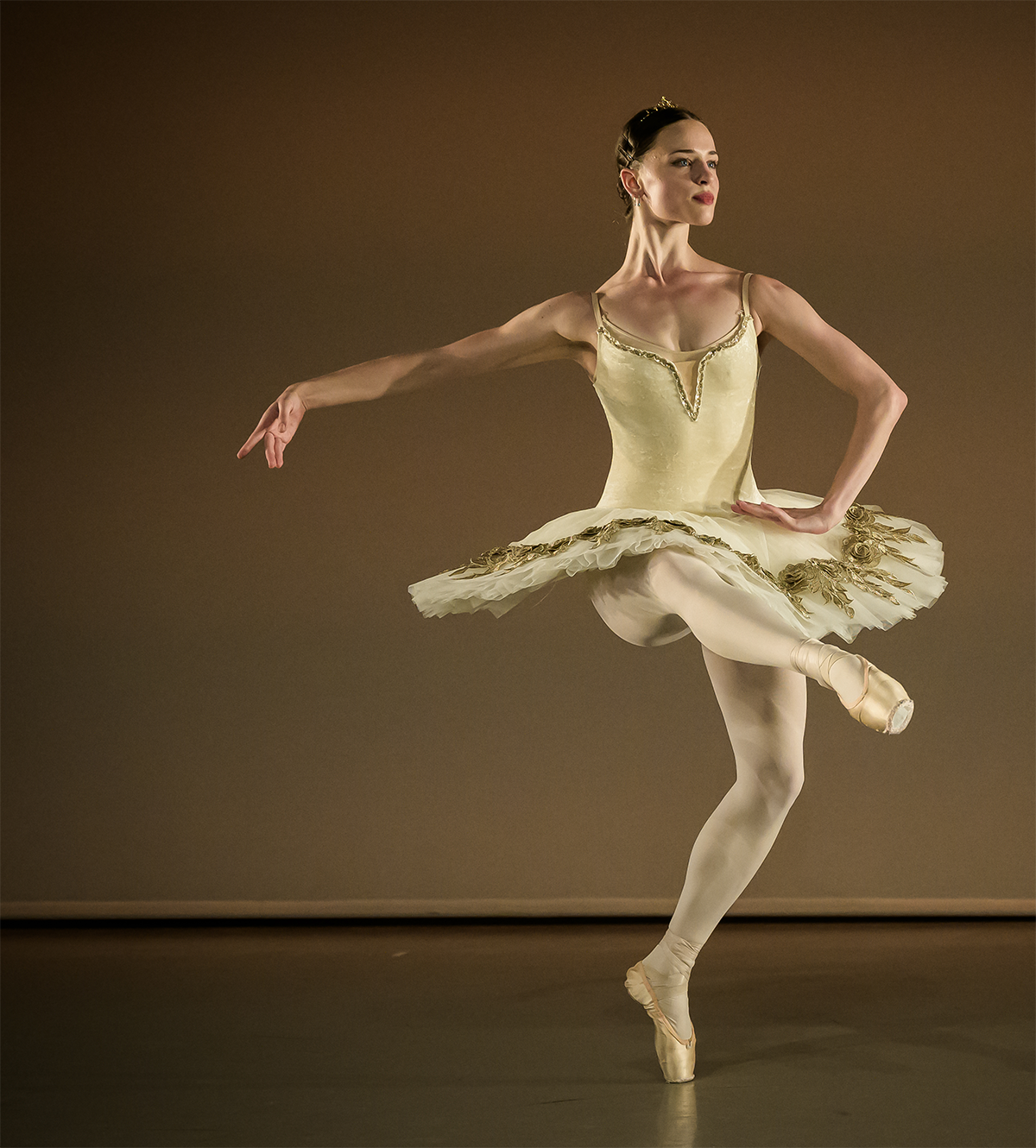 GradPro finalaist winner in gold leotard on pointe